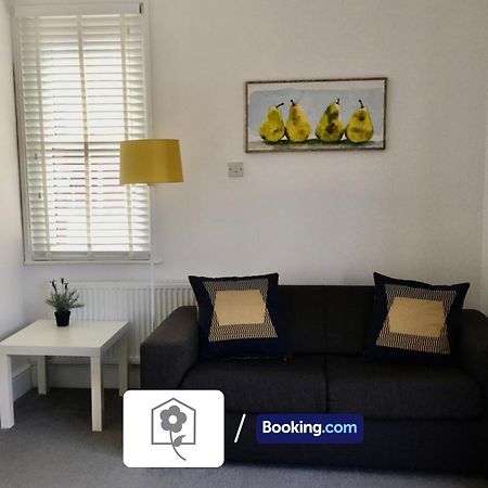 Netley Village Apartment By Your Stay Solutions Short Lets & Serviced Accommodation Netley Southampton With Free Wi-Fi Hamble-le-Rice Eksteriør billede